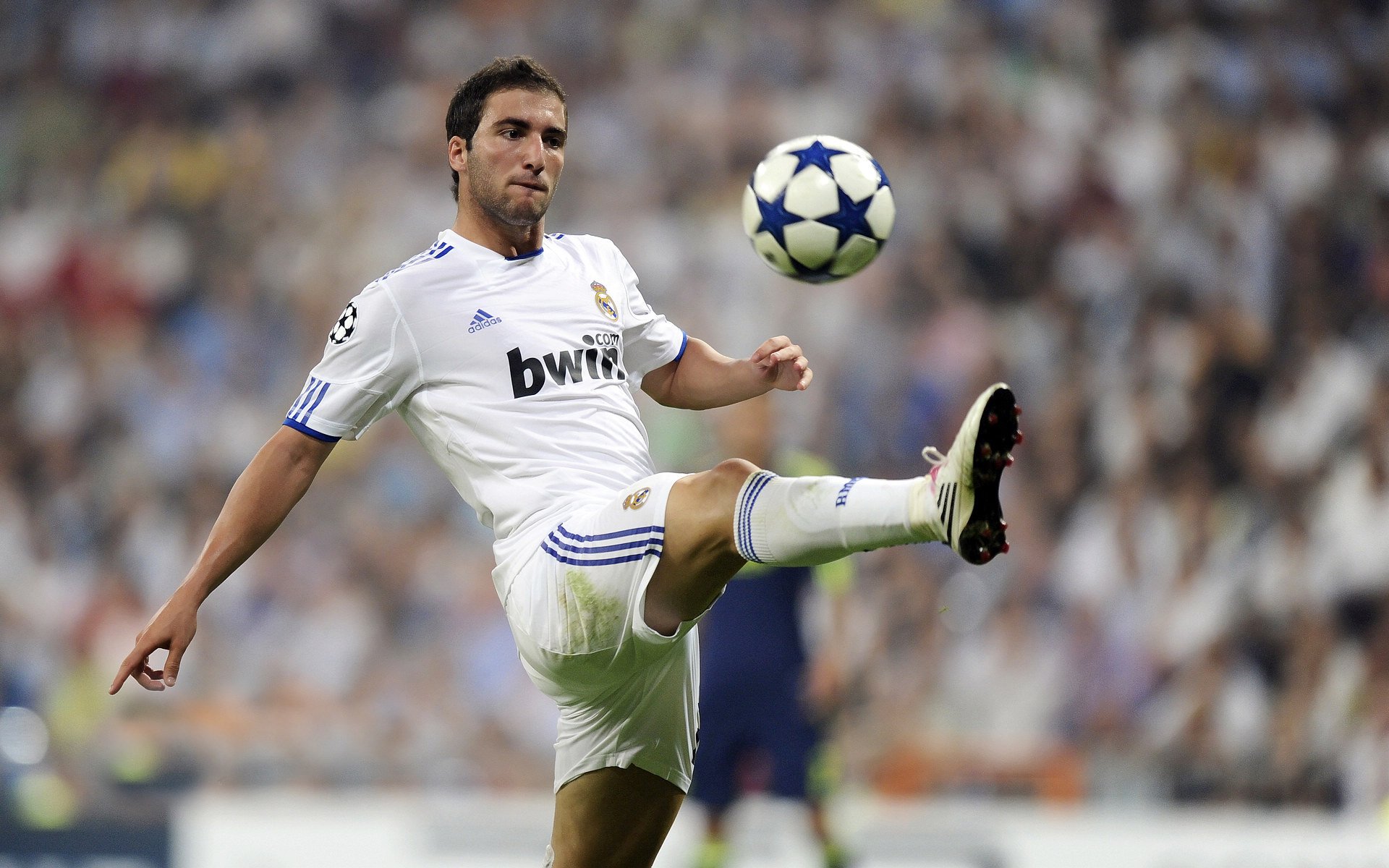 世界杯：巴西球员在里约街头自发与民众跳桑巴 消解失利郁闷